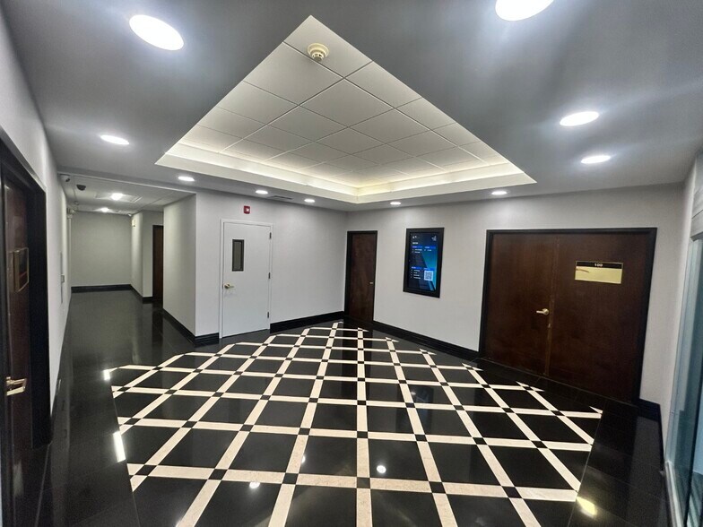 560 Broadhollow Rd, Melville, NY à louer - Photo intérieure – Image 3 sur 5