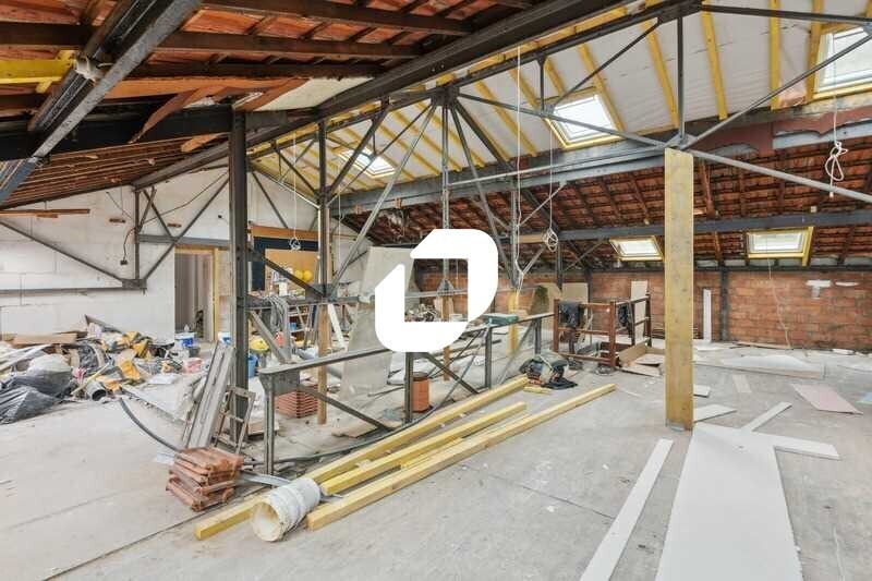 Local d’activités dans Cachan à louer - Photo de la construction – Image 1 sur 12