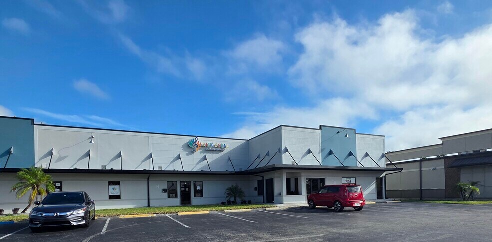 643 Cape Coral Pky E, Cape Coral, FL à louer - Photo de l’immeuble – Image 2 sur 14