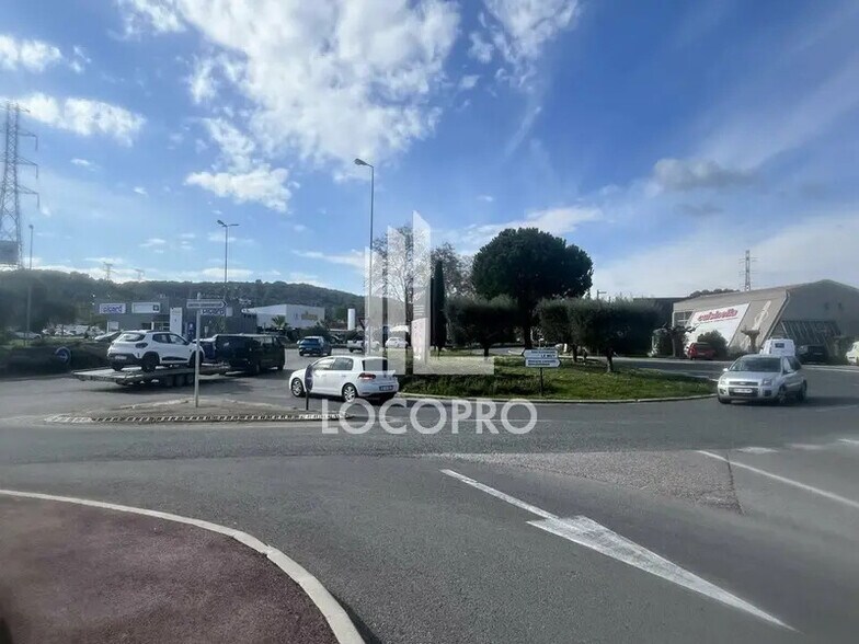 Local commercial dans Trans-en-Provence à louer - Photo de l’immeuble – Image 3 sur 5