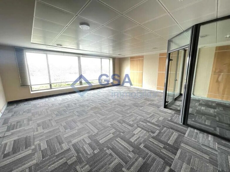 Bureau dans Lieusaint à louer - Photo de l’immeuble – Image 1 sur 6