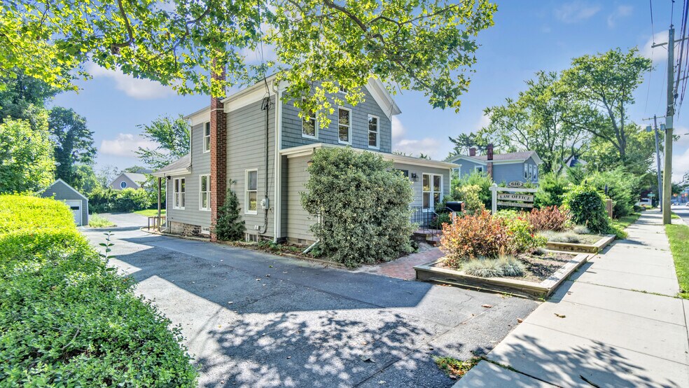 616 Roanoke Ave, Riverhead, NY à vendre - Photo de l’immeuble – Image 2 sur 10