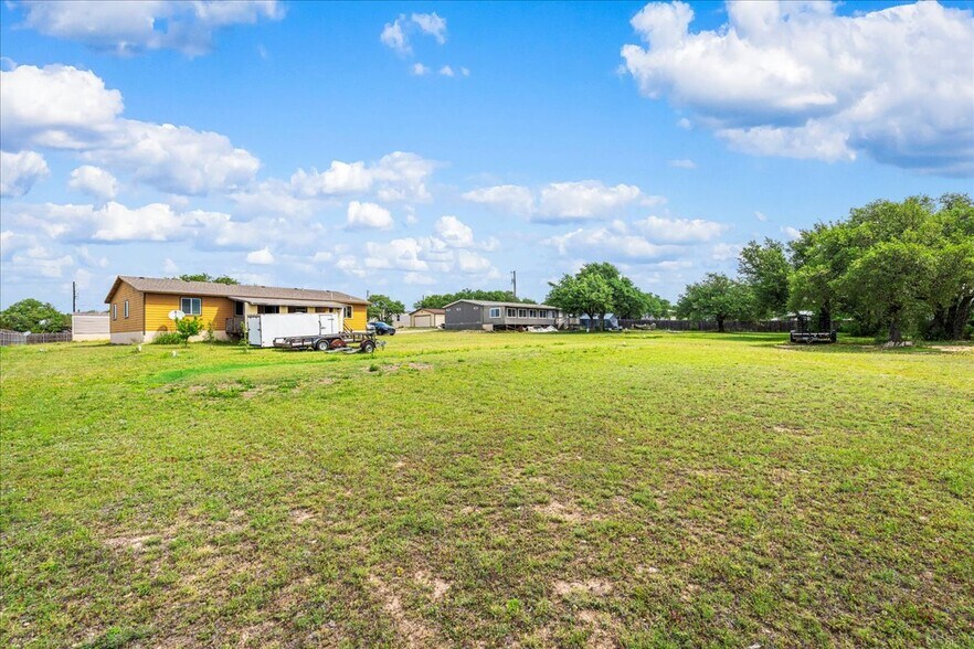205 Montrose Dr, Liberty Hill, TX à vendre - Photo de l’immeuble – Image 3 sur 13