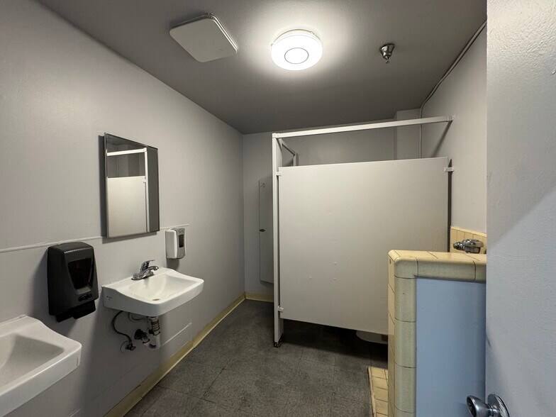 6111 Scott Way, Commerce, CA à louer - Photo de l’immeuble – Image 3 sur 12