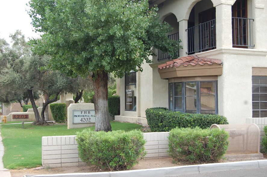 4202 N 32nd St, Phoenix, AZ à louer - Photo de l’immeuble – Image 3 sur 88