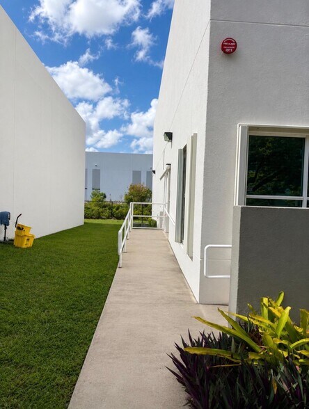 10871 NW 33rd St, Miami, FL à louer - Photo de l’immeuble – Image 3 sur 27