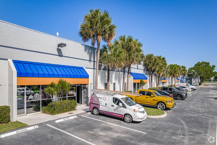 6601 Lyons Rd, Coconut Creek, FL à louer - Photo de l’immeuble – Image 2 sur 12