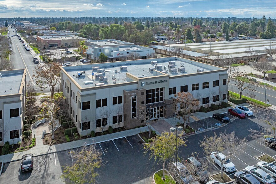 7575 N Palm Ave, Fresno, CA à louer - Aérien – Image 2 sur 3