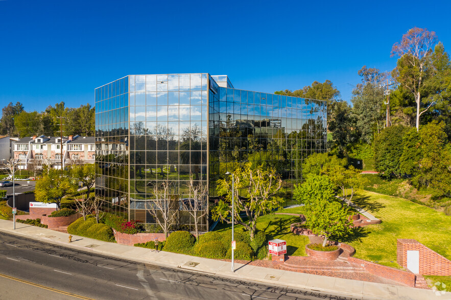 5855 Topanga Canyon Blvd, Woodland Hills, CA à louer - Photo de l’immeuble – Image 3 sur 6