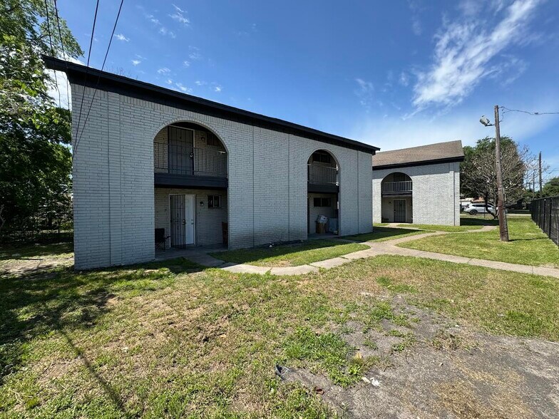 105-109 Cypress Ave, Crosby, TX à vendre - Photo de l’immeuble – Image 2 sur 9