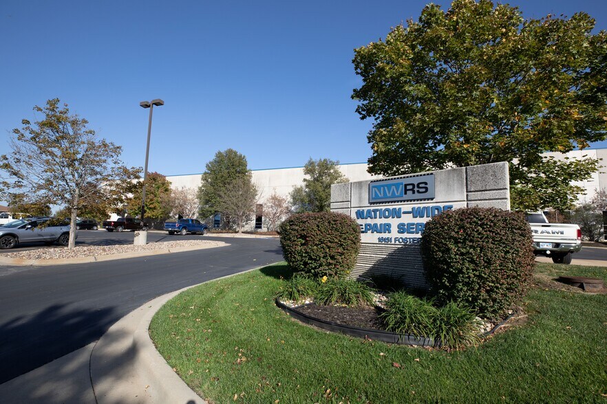 16151 Foster St, Overland Park, KS à vendre - Photo de l’immeuble – Image 2 sur 5