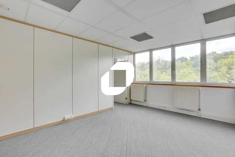 Bureau dans Évry-Courcouronnes à louer - Photo de l’immeuble – Image 3 sur 11