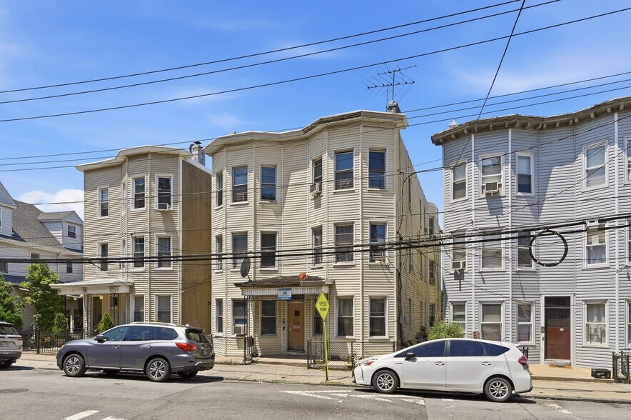 69 Van Cortlandt Pk Ave, Yonkers, NY à vendre - Photo de l’immeuble – Image 2 sur 39