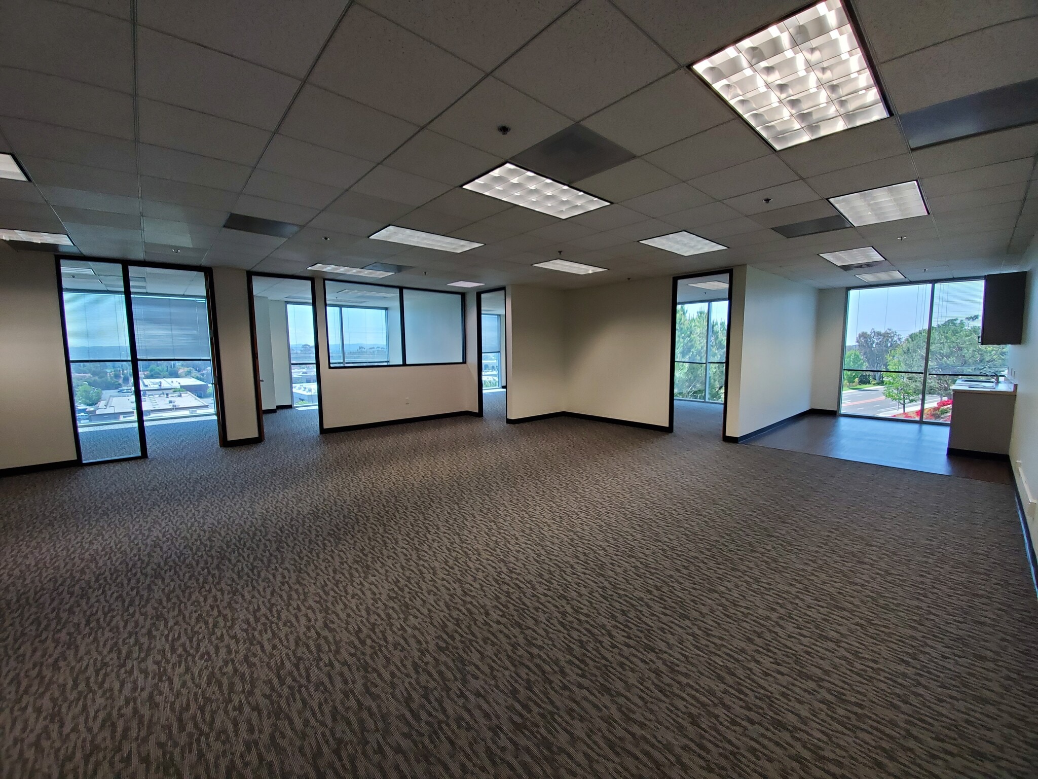 25950 Acero, Mission Viejo, CA à louer Photo de l’immeuble– Image 1 sur 4