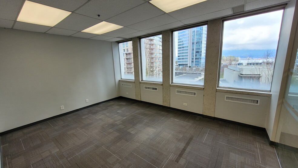 1201 W Pender St, Vancouver, BC à louer - Photo de l’immeuble – Image 2 sur 10