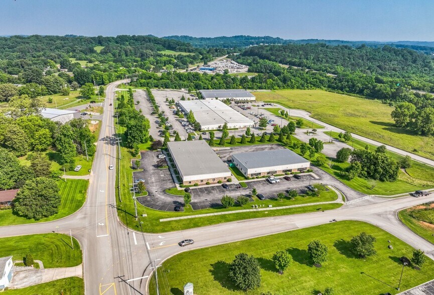 3231 N Star Cir, Louisville, TN à louer - Photo de l’immeuble – Image 3 sur 34