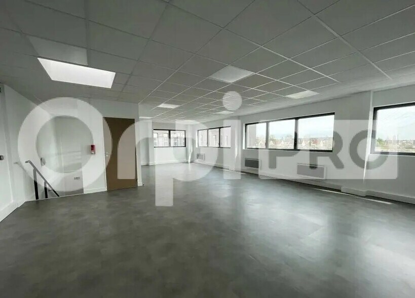 Local d’activités dans Corbeil-Essonnes à louer - Photo de l’immeuble – Image 2 sur 9