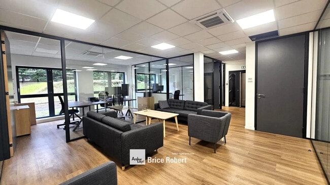 Plus de détails pour 250 Rue Hélène Boucher, Rillieux-la-Pape - Bureau à louer