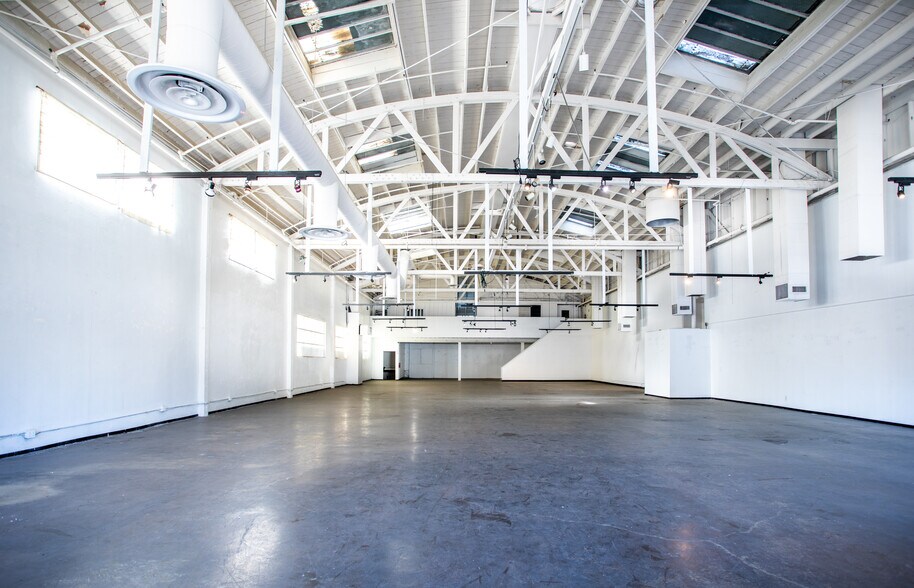 2221-2251 S Sepulveda Blvd, Los Angeles, CA à louer - Photo de l’immeuble – Image 2 sur 17