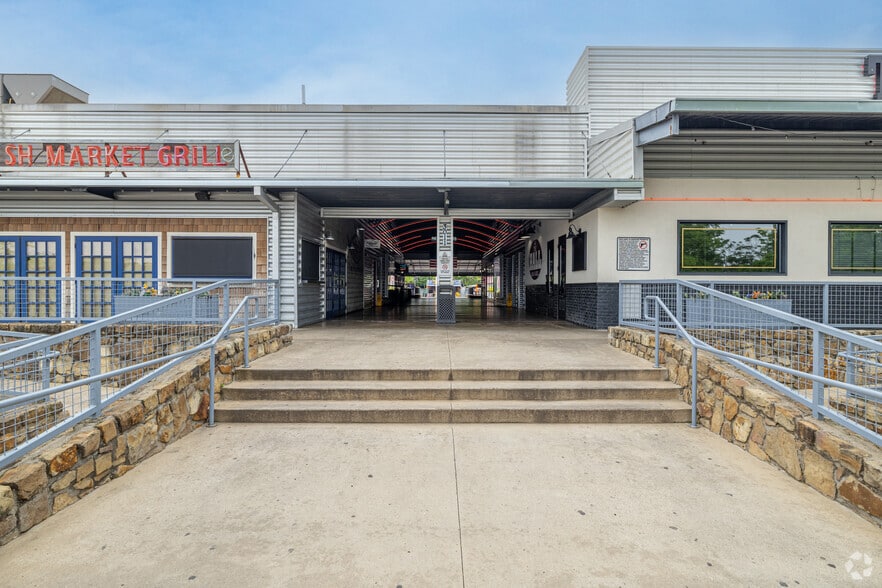 3011 Gulden Ln, Dallas, TX à louer - Photo de l’immeuble – Image 3 sur 12