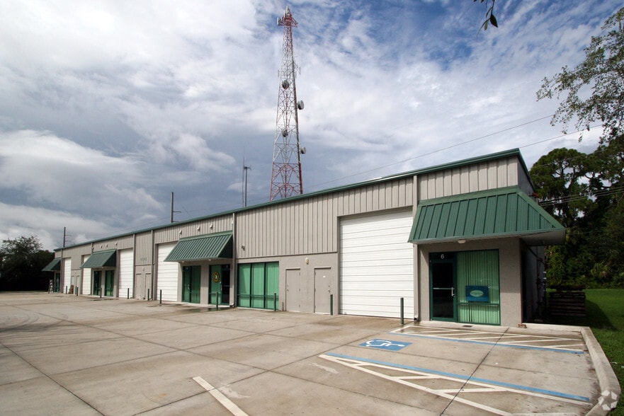 6292 Tower Ln, Sarasota, FL à louer - Photo principale – Image 1 sur 2