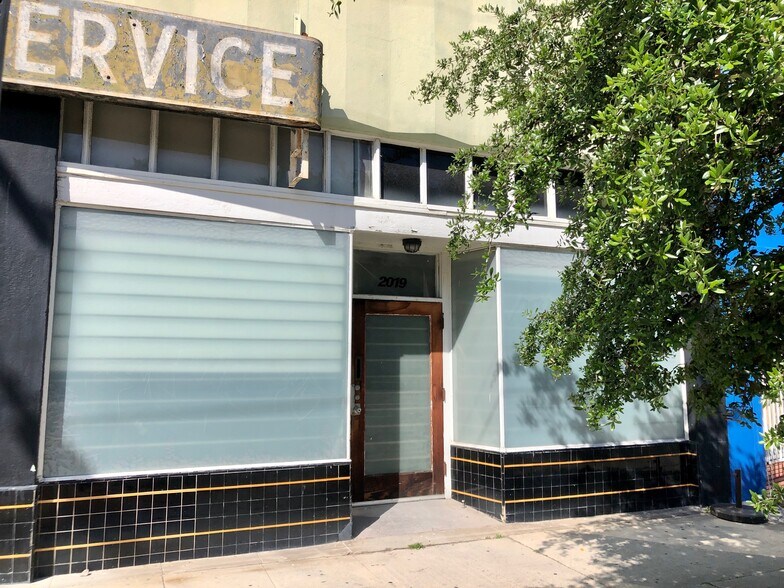 2019-2023 Riverside Dr, Los Angeles, CA à louer - Photo de l’immeuble – Image 2 sur 17