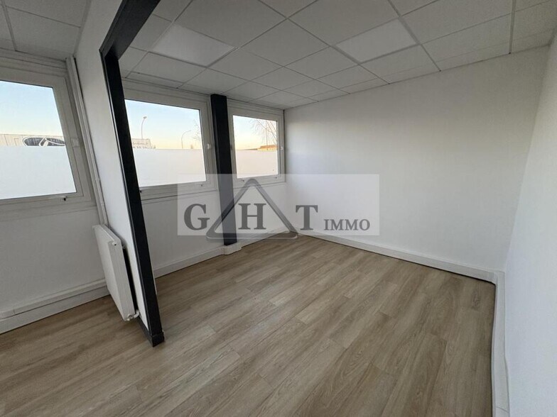 Bureau dans Vaux-le-Pénil à louer - Photo intérieure – Image 3 sur 12