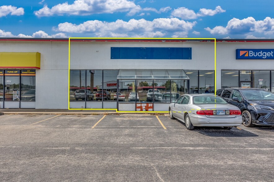 1223 E 30th Ave, Hutchinson, KS à louer - Photo de l’immeuble – Image 1 sur 4