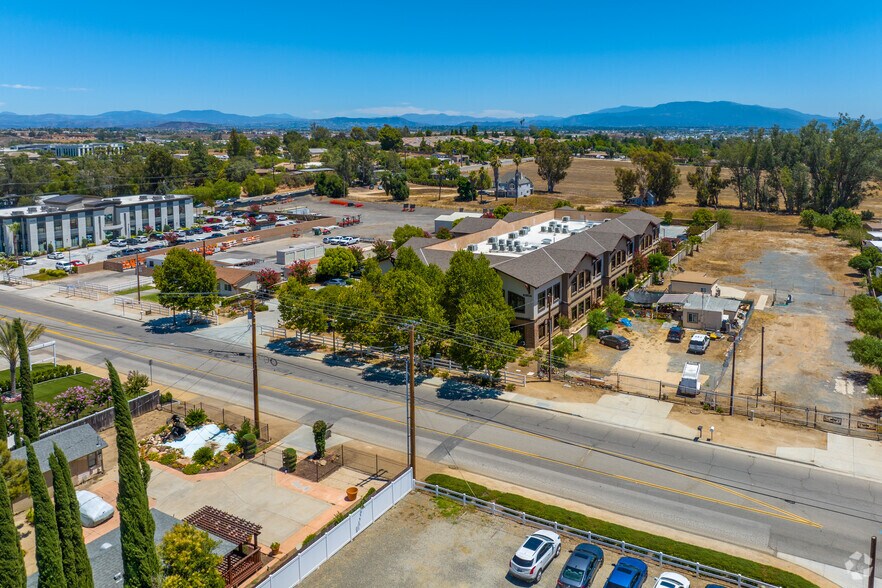 41856 Ivy St, Murrieta, CA à louer - Photo de l’immeuble – Image 3 sur 5