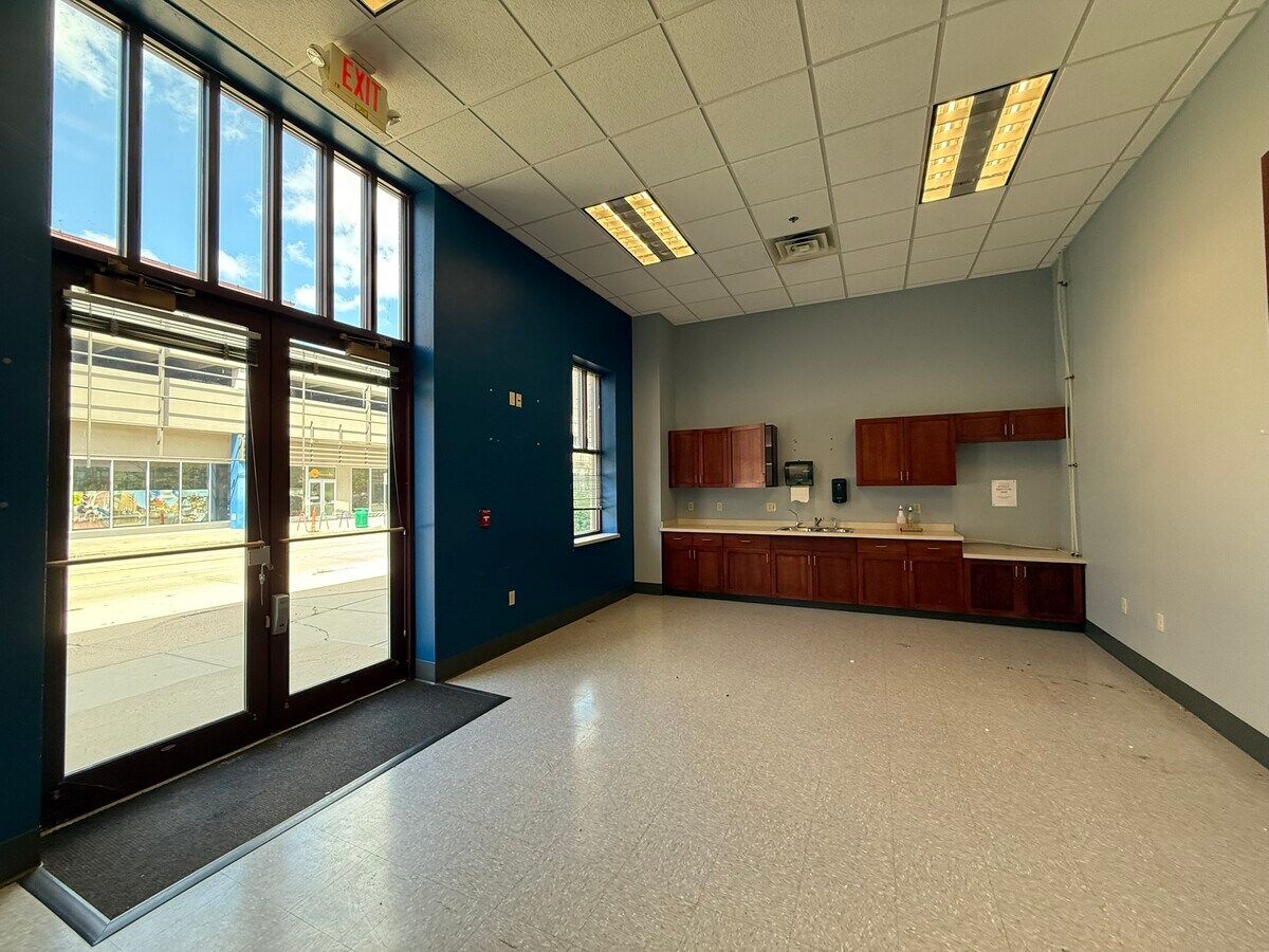 110-301 N Adams St, Green Bay, WI 54301 - Lot 301 -  - Photo intérieure - Image 1 of 16
