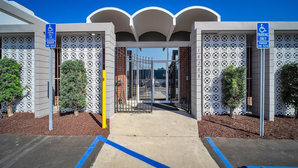 14208 Towne Ave, Los Angeles, CA à louer - Photo de l’immeuble – Image 2 sur 12