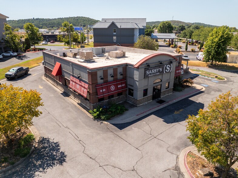 1290 N Steamboat Dr, Fayetteville, AR à vendre - Photo de l’immeuble – Image 1 sur 5