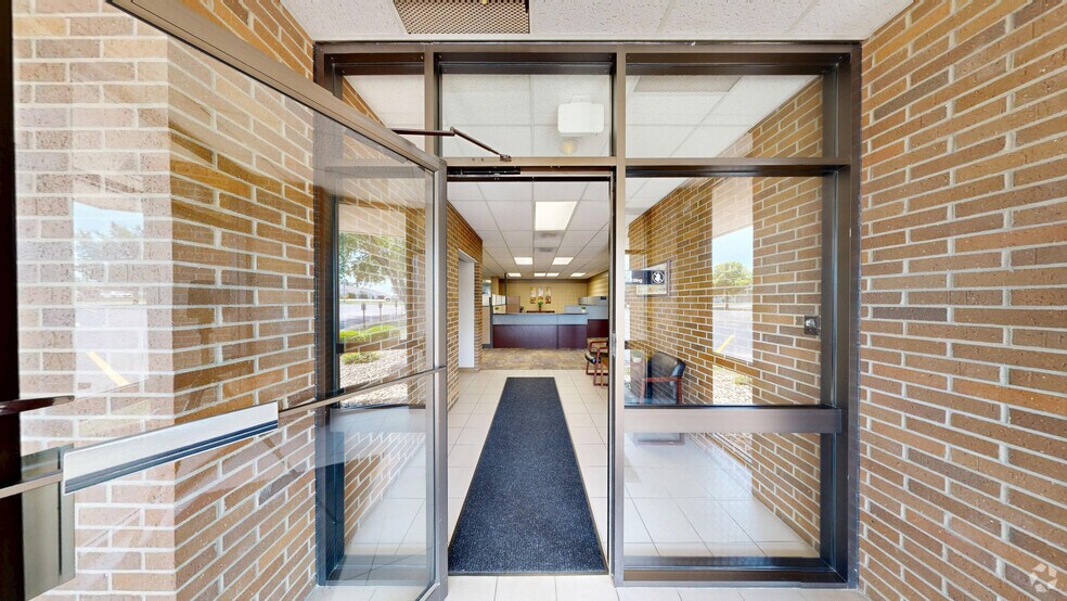 2709 McGraw Dr, Bloomington, IL à vendre - Numérisation 3D Matterport – Image 2 sur 24