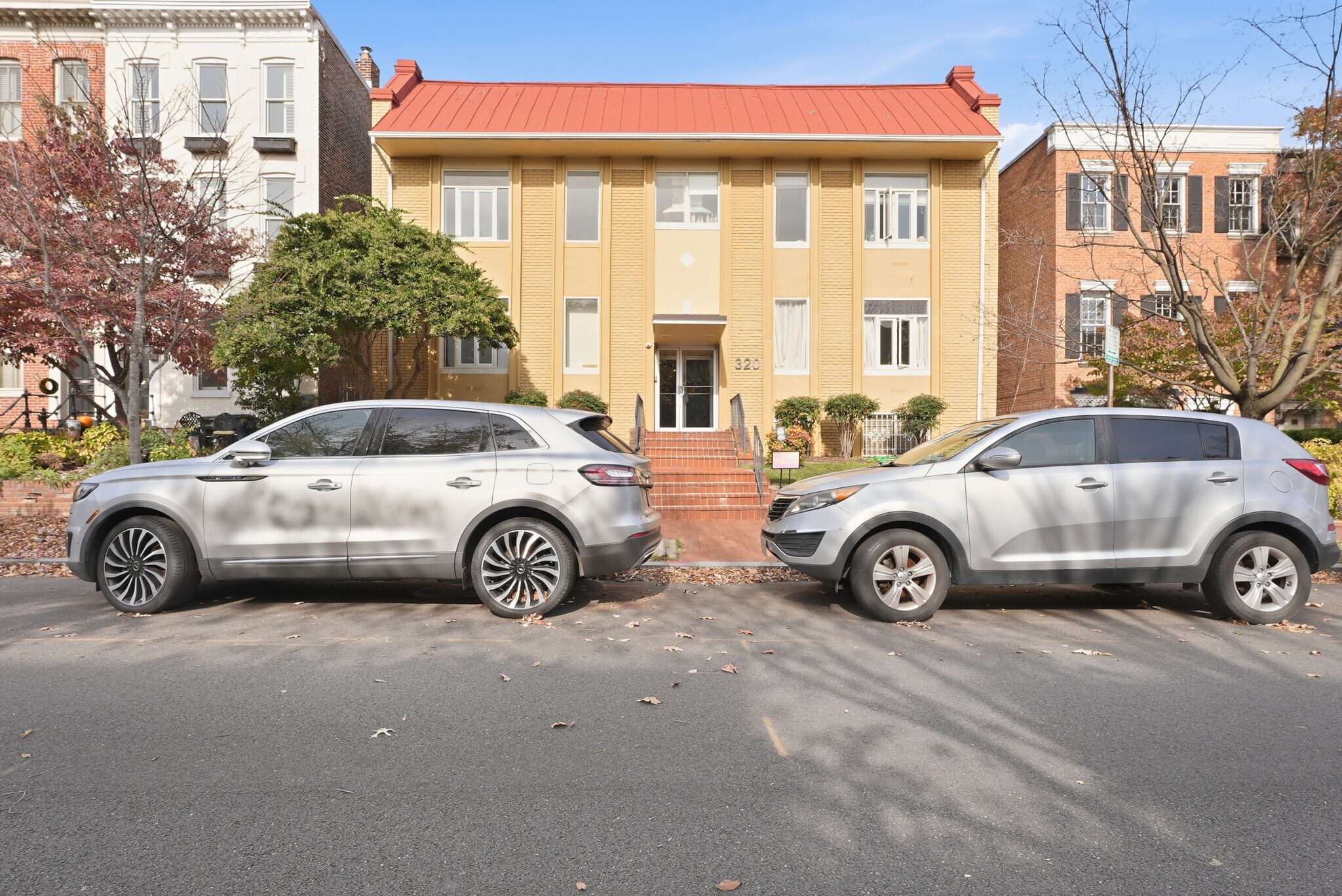 320 Constitution Ave NE, Washington, DC à vendre Photo de l’immeuble– Image 1 sur 11