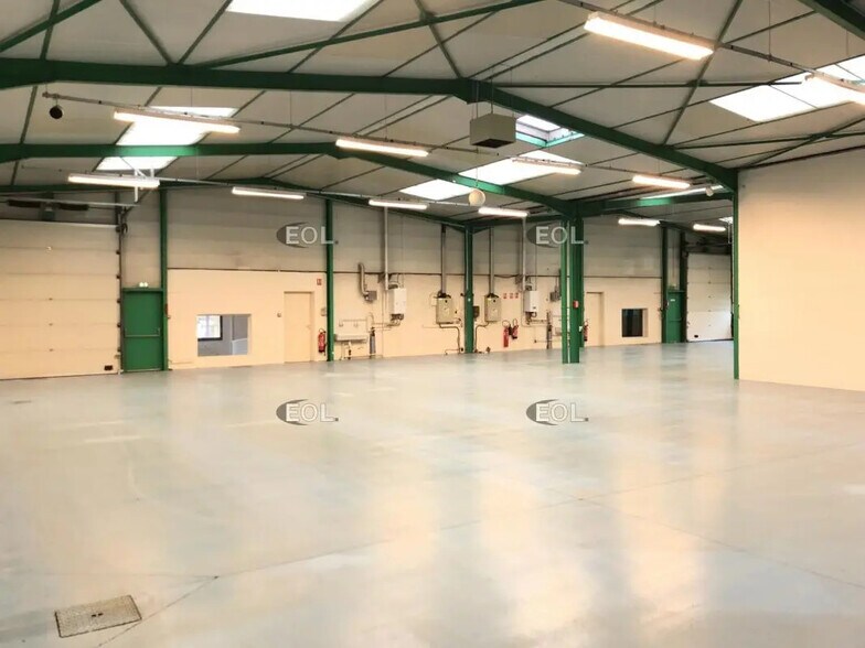 Local d’activités dans Saint-Genis-Laval à louer - Photo de l’immeuble – Image 3 sur 16