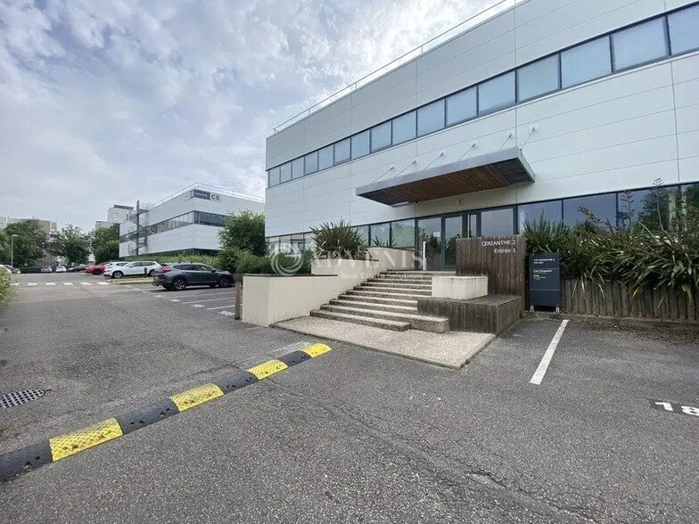 Local d’activités dans Cergy à louer - Photo de l’immeuble – Image 1 sur 8