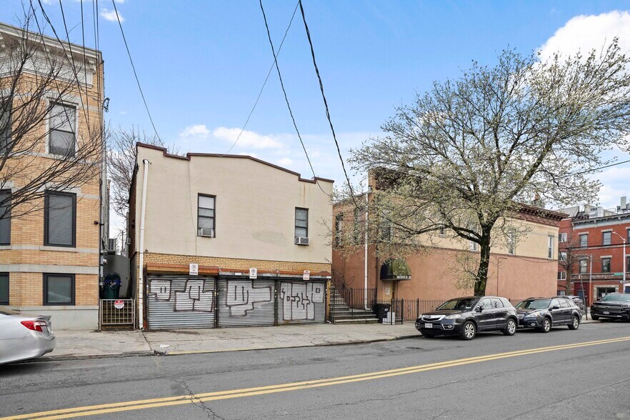 351 Onderdonk Ave, Flushing, NY à vendre - Photo de l’immeuble – Image 2 sur 6