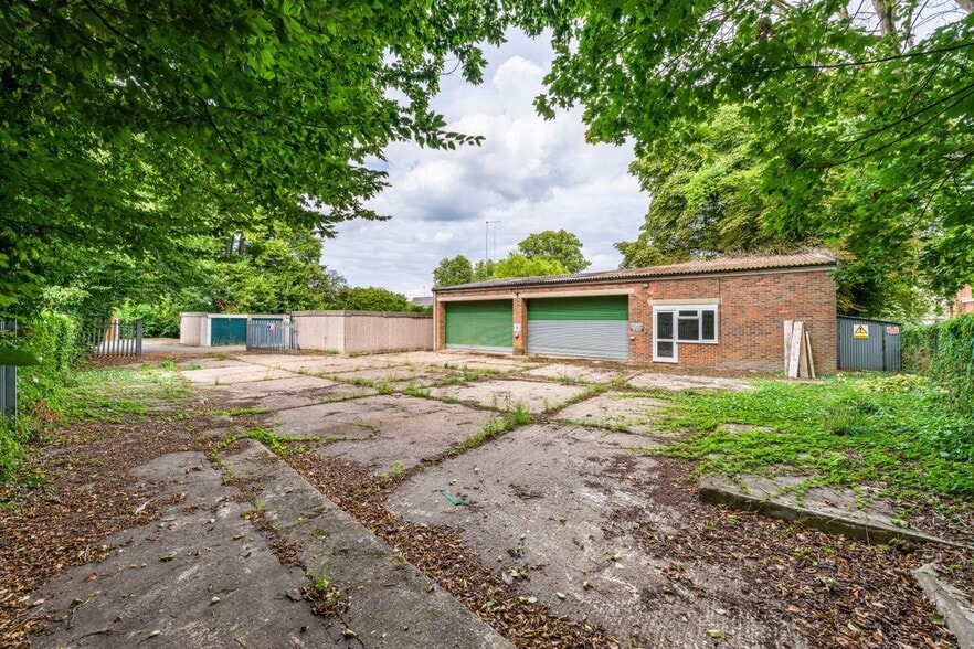 40-42 St. Martins Close, East Horsley à vendre - Photo principale – Image 1 sur 7