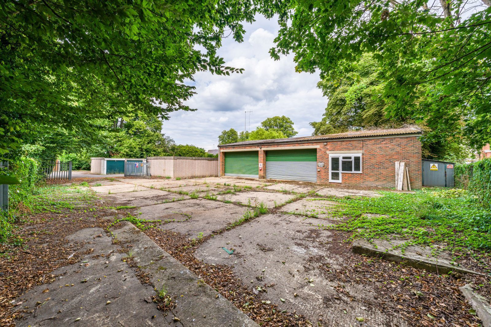 40-42 St. Martins Close, East Horsley à vendre Photo principale– Image 1 sur 8