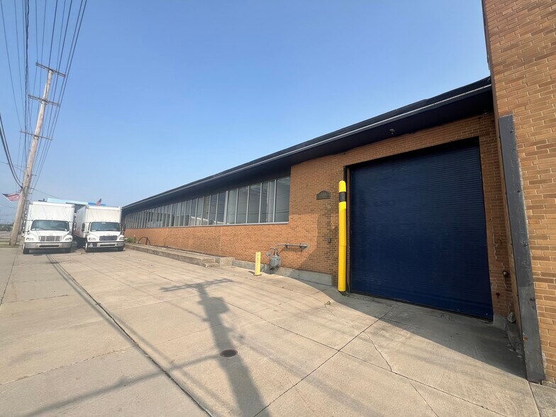 17600 S Waterloo Rd, Cleveland, OH à louer - Photo de l’immeuble – Image 3 sur 5