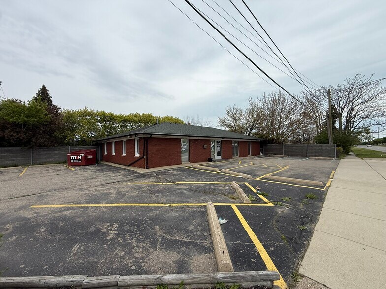 15301 E 8 Mile Rd, Eastpointe, MI à louer - Photo de l’immeuble – Image 3 sur 8