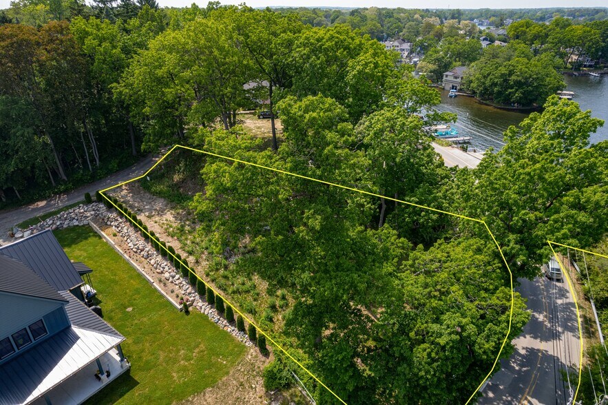 411 Heights rd, Lake Orion, MI à vendre - Photo de l’immeuble – Image 2 sur 12