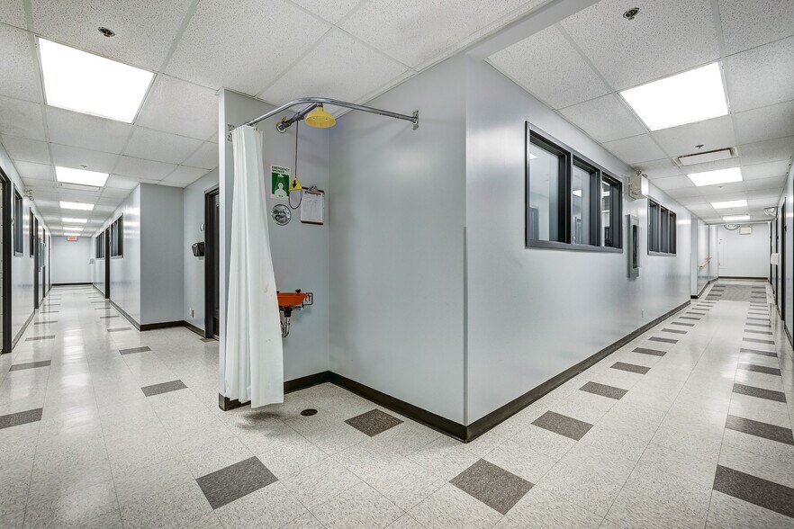 3885 Boul Industriel, Laval, QC à louer - Photo intérieure – Image 2 sur 12