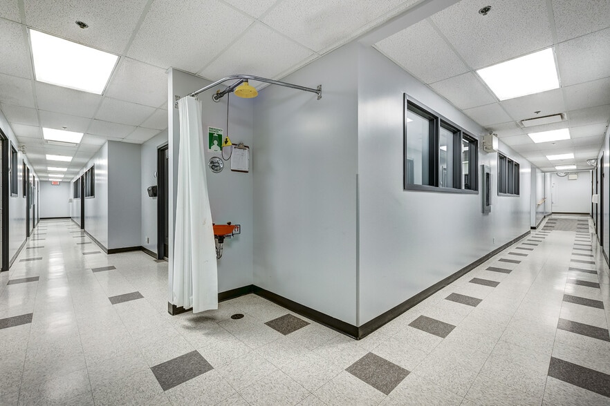 3885 Boul Industriel, Laval, QC à louer - Photo intérieure – Image 2 sur 12