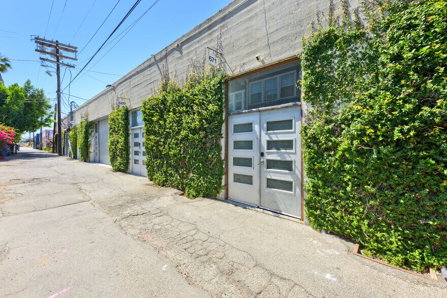 663-677 N Berendo St, Los Angeles, CA à louer - Photo de l’immeuble – Image 2 sur 8