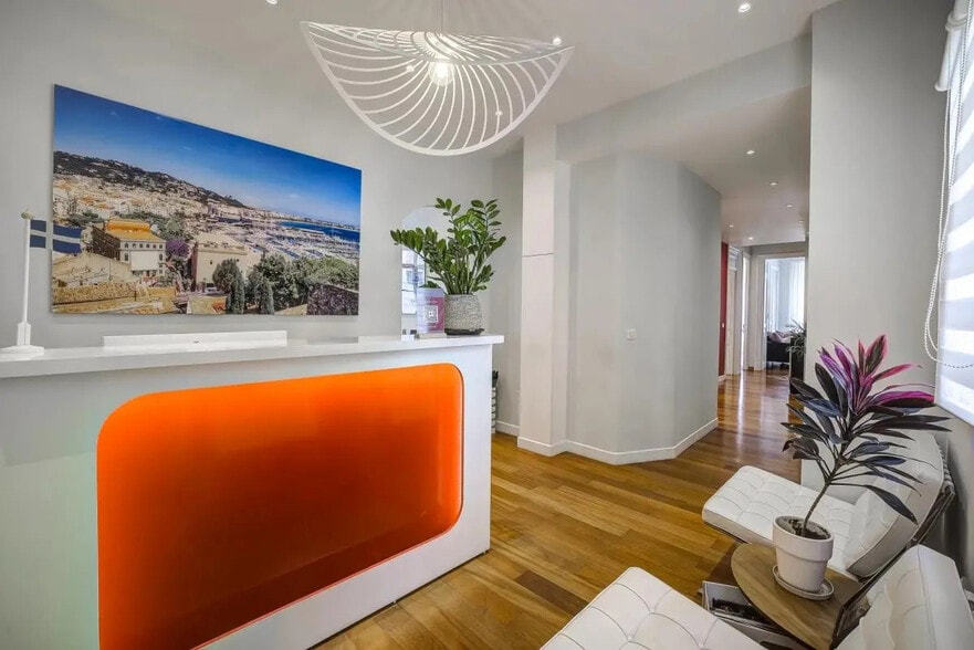 Bureau dans Cannes à vendre - Photo de l’immeuble – Image 3 sur 25