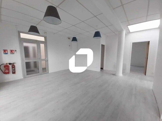 Plus de détails pour 31 Avenue Du Manet, Montigny-le-Bretonneux - Bureau à louer
