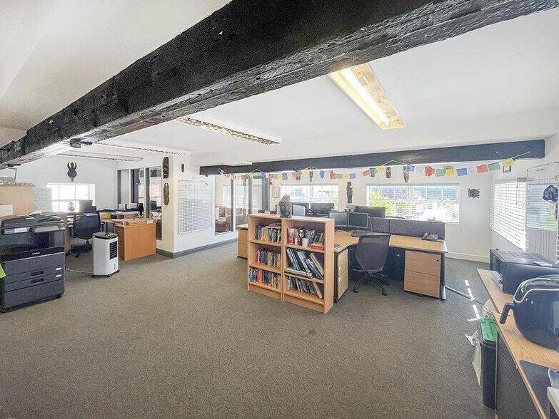 Grange Rd, Tongham à vendre - Photo de l’immeuble – Image 3 sur 19