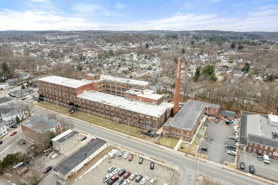 81 Apsley St, Hudson, MA à vendre - Photo de l’immeuble – Image 1 sur 11