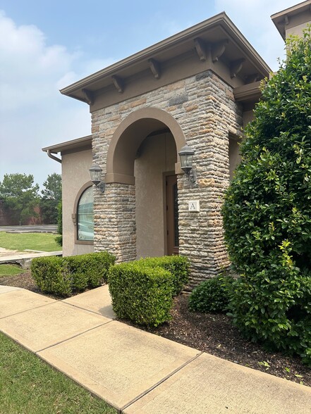 256 Ed English Dr, Shenandoah, TX à vendre - Photo de l’immeuble – Image 2 sur 8